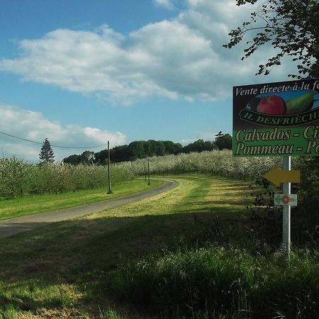 Ferme Cidricole Hugues Desfrieches Bed & Breakfast Sainte-Marguerite-de-Carrouges Bagian luar foto