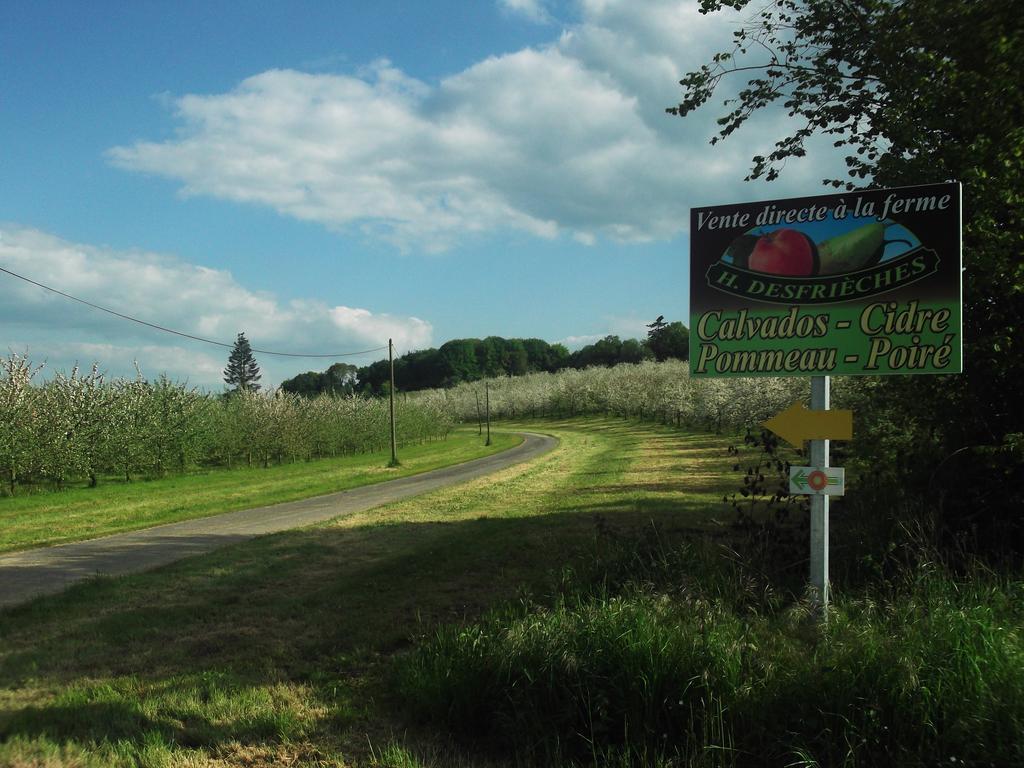 Ferme Cidricole Hugues Desfrieches Bed & Breakfast Sainte-Marguerite-de-Carrouges Bagian luar foto